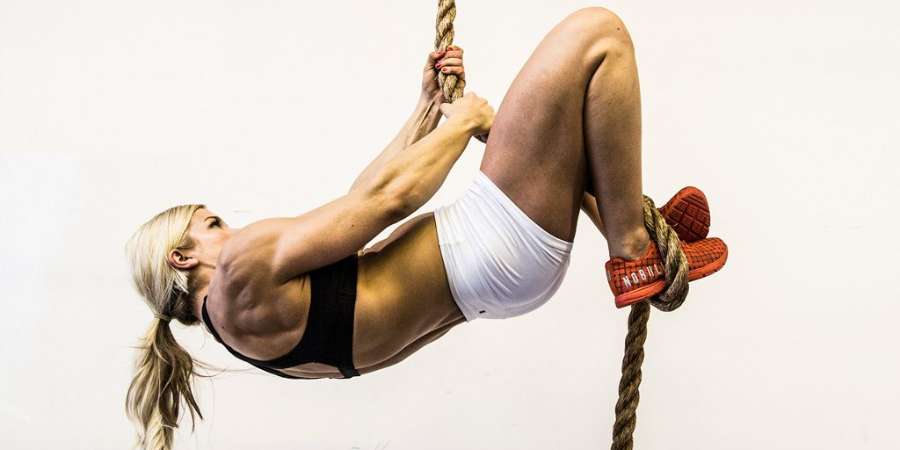 Atleta feminina de Crossfit fazendo Rope Climb