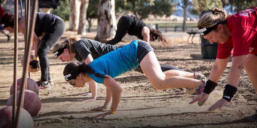 Mulheres fazendo Burpee em uma competição de CrossFit
