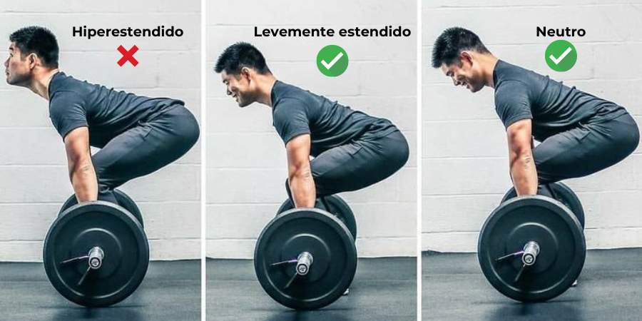 Três imagens sequenciais de um atleta masculino realizando o deadlift com diferentes posturas de coluna: hiperestendida, levemente estendida e neutra, demonstrando a postura correta e incorreta para o exercício.