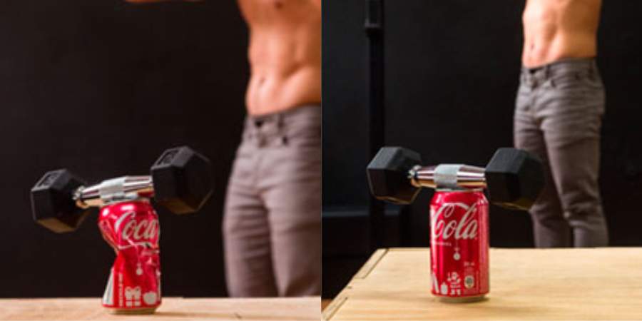 Duas imagens comparativas: à esquerda, um haltere equilibrado em cima de uma lata de Coca-Cola amassada; à direita, o mesmo haltere em repouso. Atrás, parcialmente visível, um atleta com o core contraído.