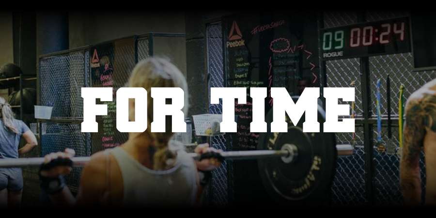 Atletas de CrossFit treinando em uma box, com um relógio ao fundo marcando o tempo e as palavras 'FOR TIME' em destaque no centro da imagem.