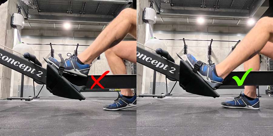 Comparação correta e incorreta da posição dos pés em um ergômetro Concept2 RowErg, destacando a importância da técnica adequada no treino de remo.
