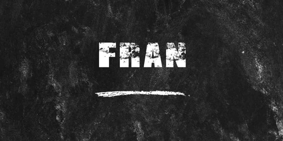 A palavra 'FRAN' em letras brancas destacadas sobre um fundo de textura escura, representando um dos WODs mais icônicos do CrossFit.