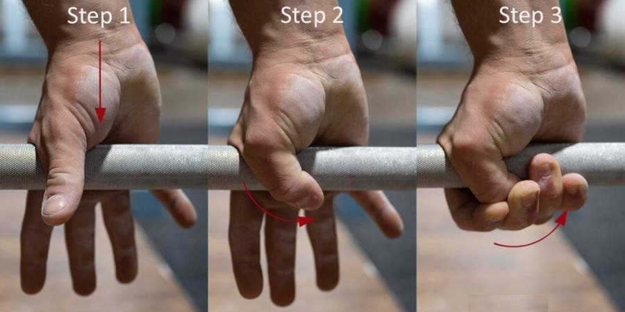 Três imagens sequenciais mostram as etapas de como realizar um 'hook grip' em um haltere: Step 1, a mão se aproxima do haltere; Step 2, o polegar se posiciona em volta do haltere; Step 3, os dedos fecham sobre o polegar para um agarre seg