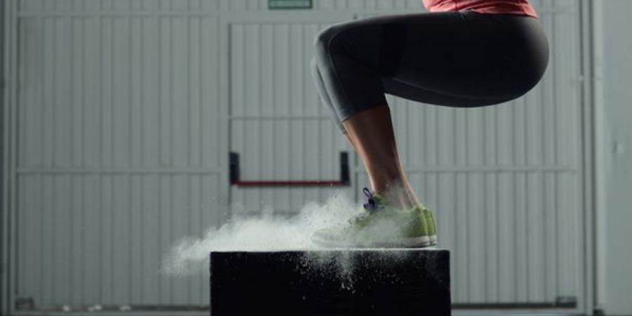Imagem mostrando a aterrisagem de uma pessoa no box jump CrossFit