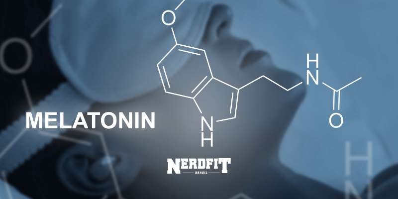 Imagem ilustrativa sobre melatonina, mostrando a estrutura química do hormônio do sono sobre uma pessoa dormindo, representando regulação do sono, ritmo circadiano e qualidade do descanso.