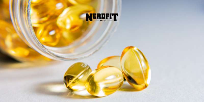 cápsulas de ômega 3 douradas, translúcidas, espalhadas sobre uma superfície clara, com um frasco aberto ao fundo. Transmite saúde, suplementação e nutrição, com foco em bem-estar e desempenho.