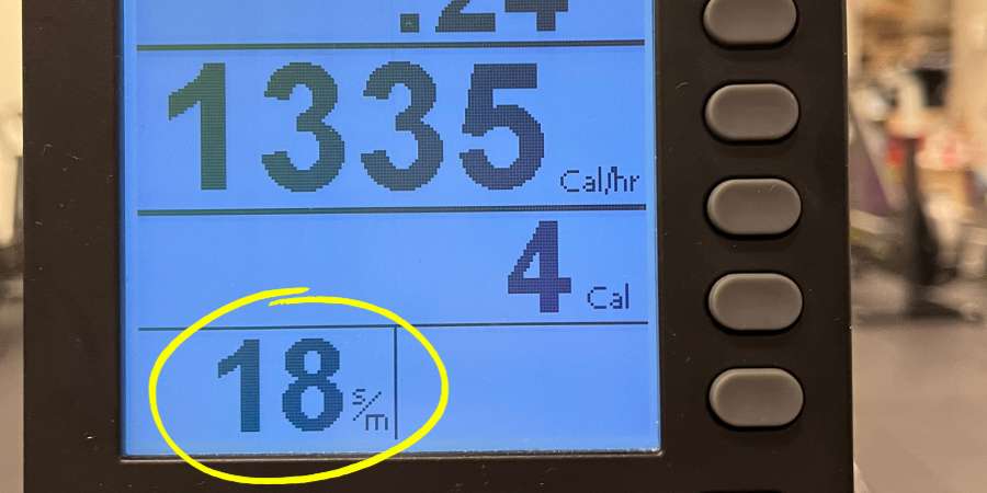Monitor de remo Concept2 exibindo o ritmo de 18 s/m, um indicador de intensidade durante um treino de remo indoor.